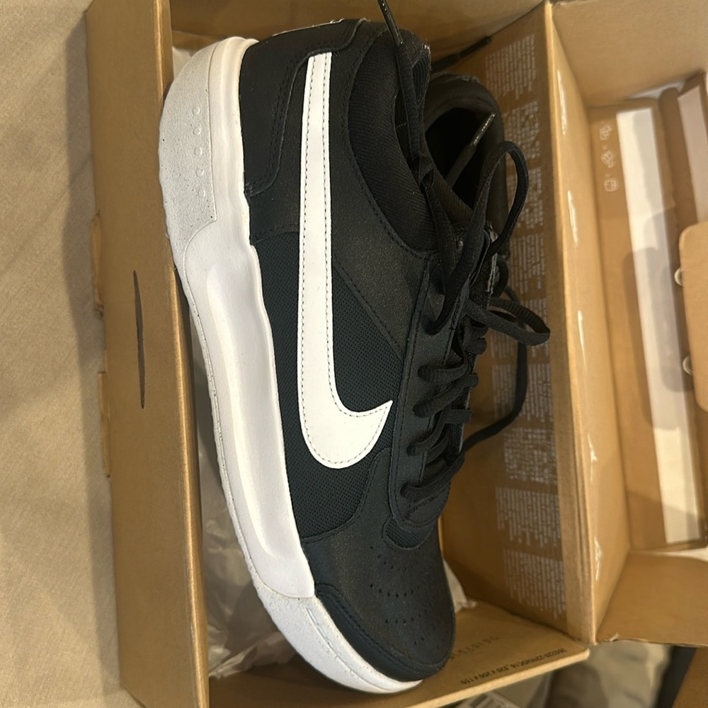 Nike Zoom court lite 3. Men’s 8.5. European 42. Uk 7.5  New in box.  Black.